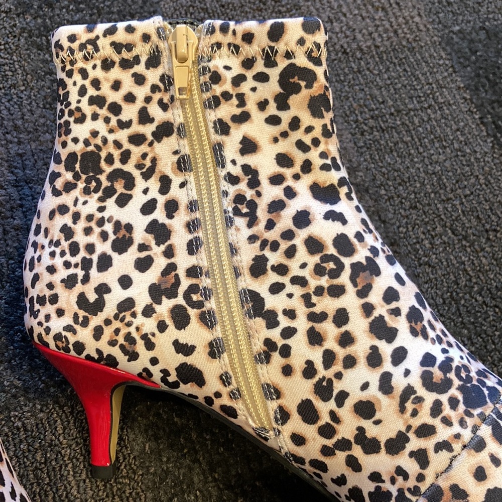 NEW Leopard Vegan Ankle Booty w/Red Patent Kitten Heel by Betsey Johnson sz 7.5 - Picture 2 of 8